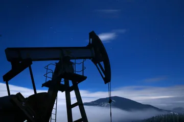 Нафта завершує тиждень зростанням на тлі загроз постачанню через Ормузьку протоку
