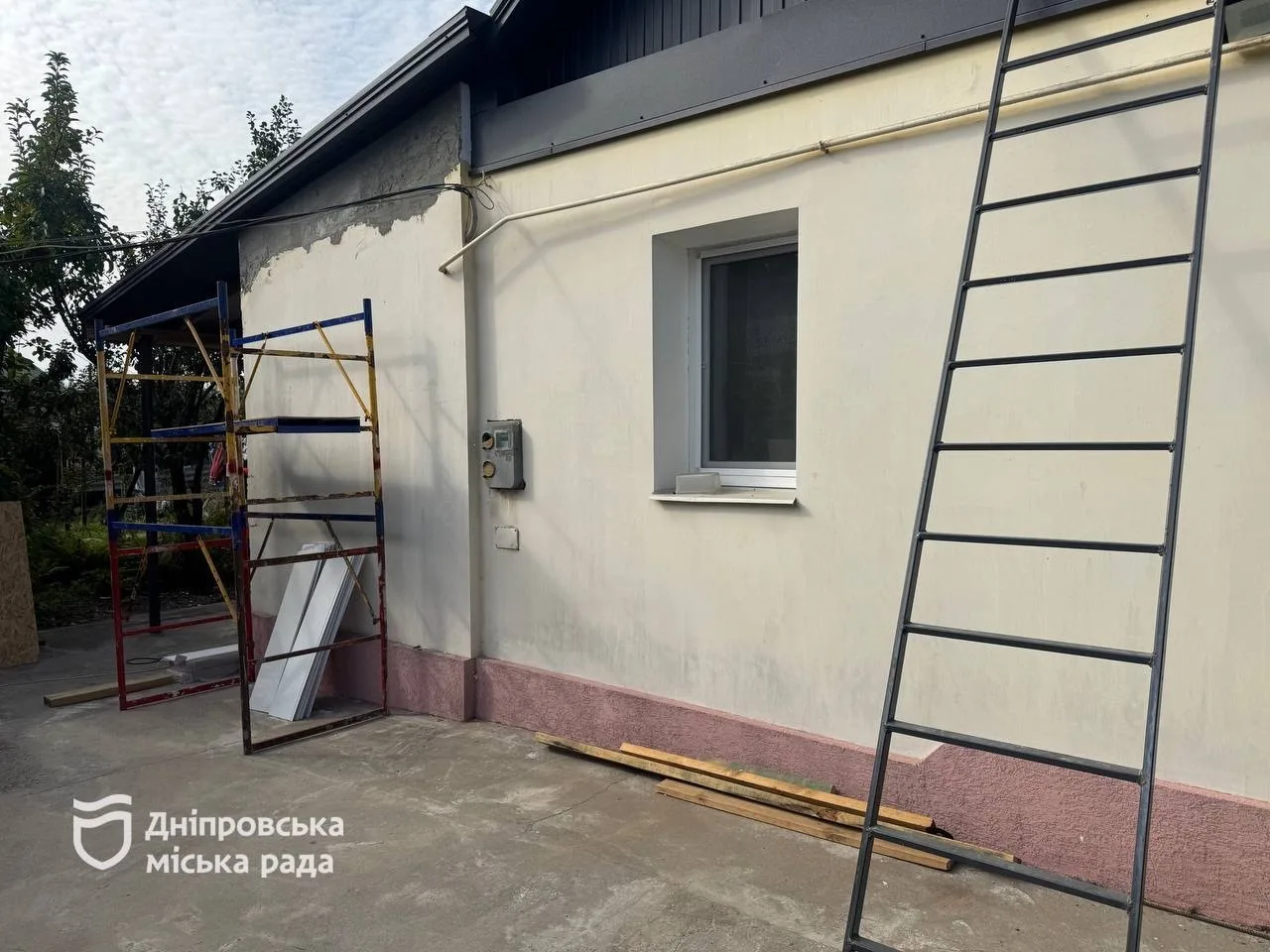 У Дніпрі відновлюють пошкоджені обстрілами приватні будинки, власники яких не можуть скористатися «єВідновленням» - 08.10.2026