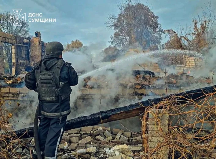 У Глухові рятувальники ліквідували пожежу в приватному секторі після ворожої атаки