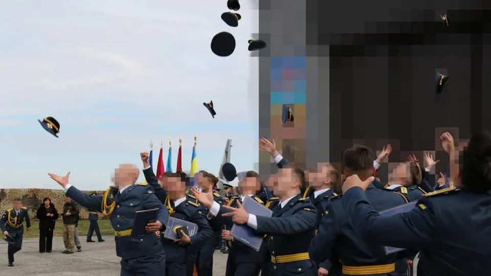 Вступили влітку 2022-го — тепер вирушають у бригади: ХНУПС випустив нових льотчиків і штурманів 