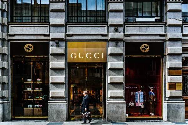 Акції власника Gucci впали на 12%: компанія масово закриває магазини на тлі глобальної кризи