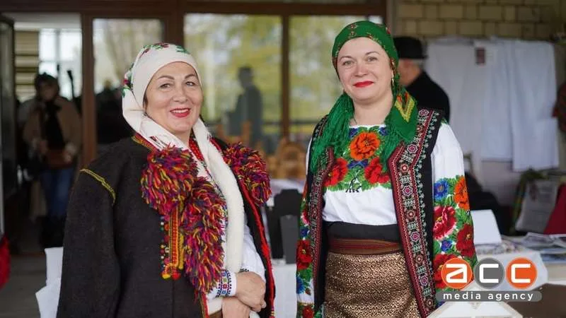 У Чернівцях на височині відкрили мистецький простір із різьбленим ґанком