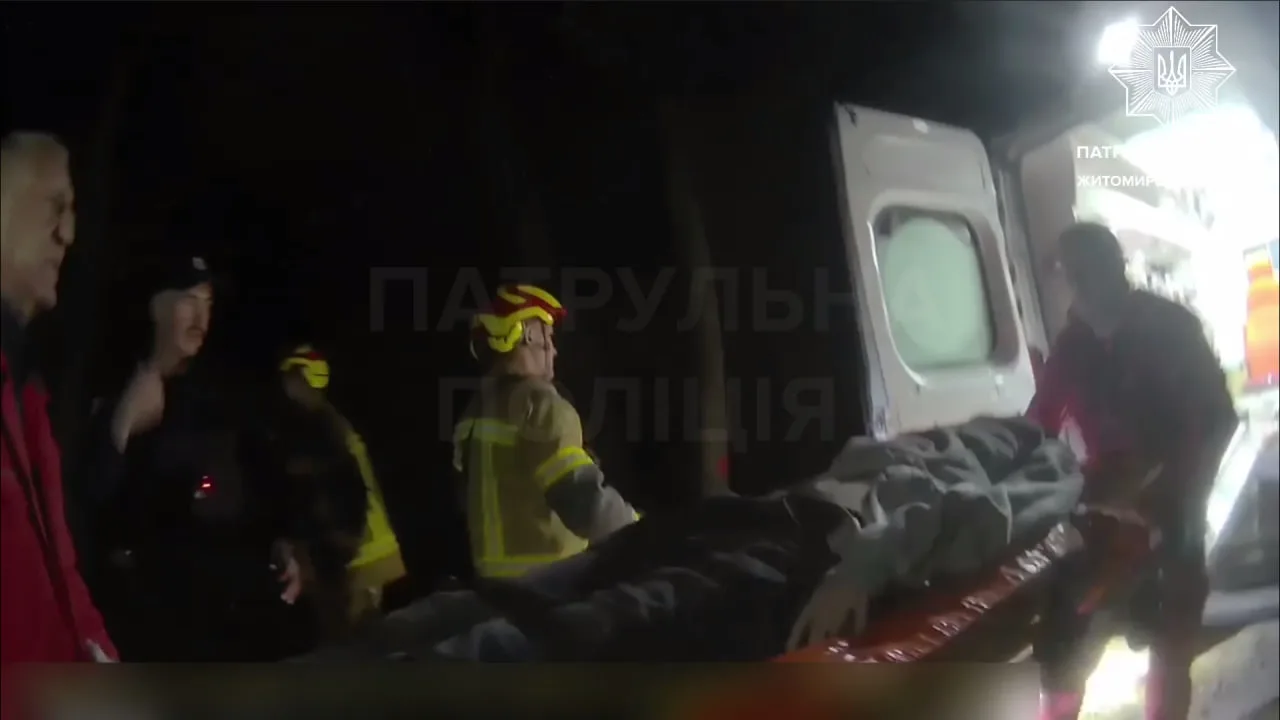 Транспортування потерпілого до карети швидкої медичної допомоги