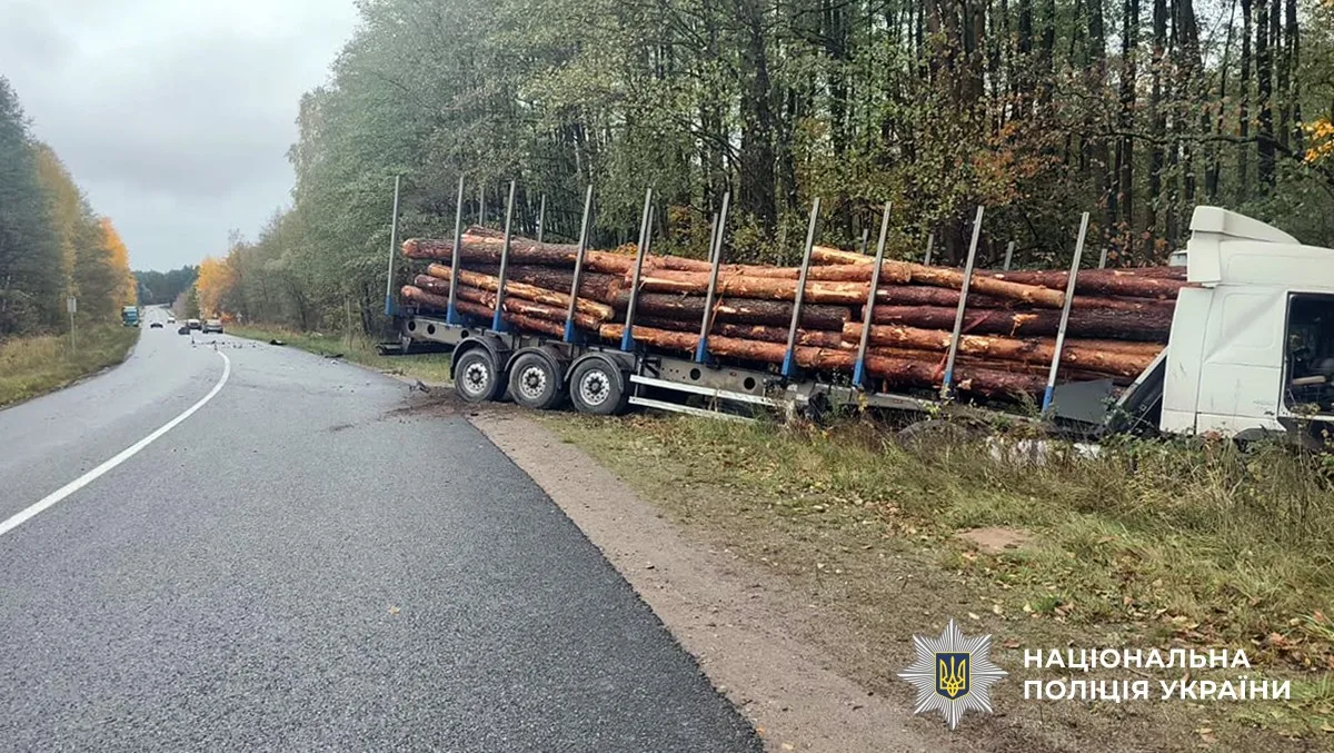 Вантажівка Volvo на місці аварії в Овруцькій громаді