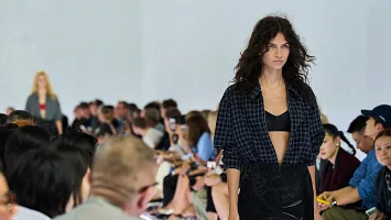 Всі модниці носять ці прямі спідниці восени 2026 року