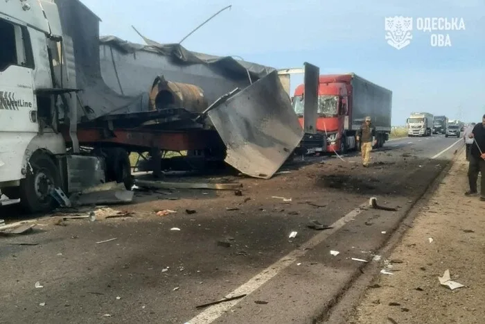 Росія завдала серії ударів по автодорозі на Одещині, є поранені