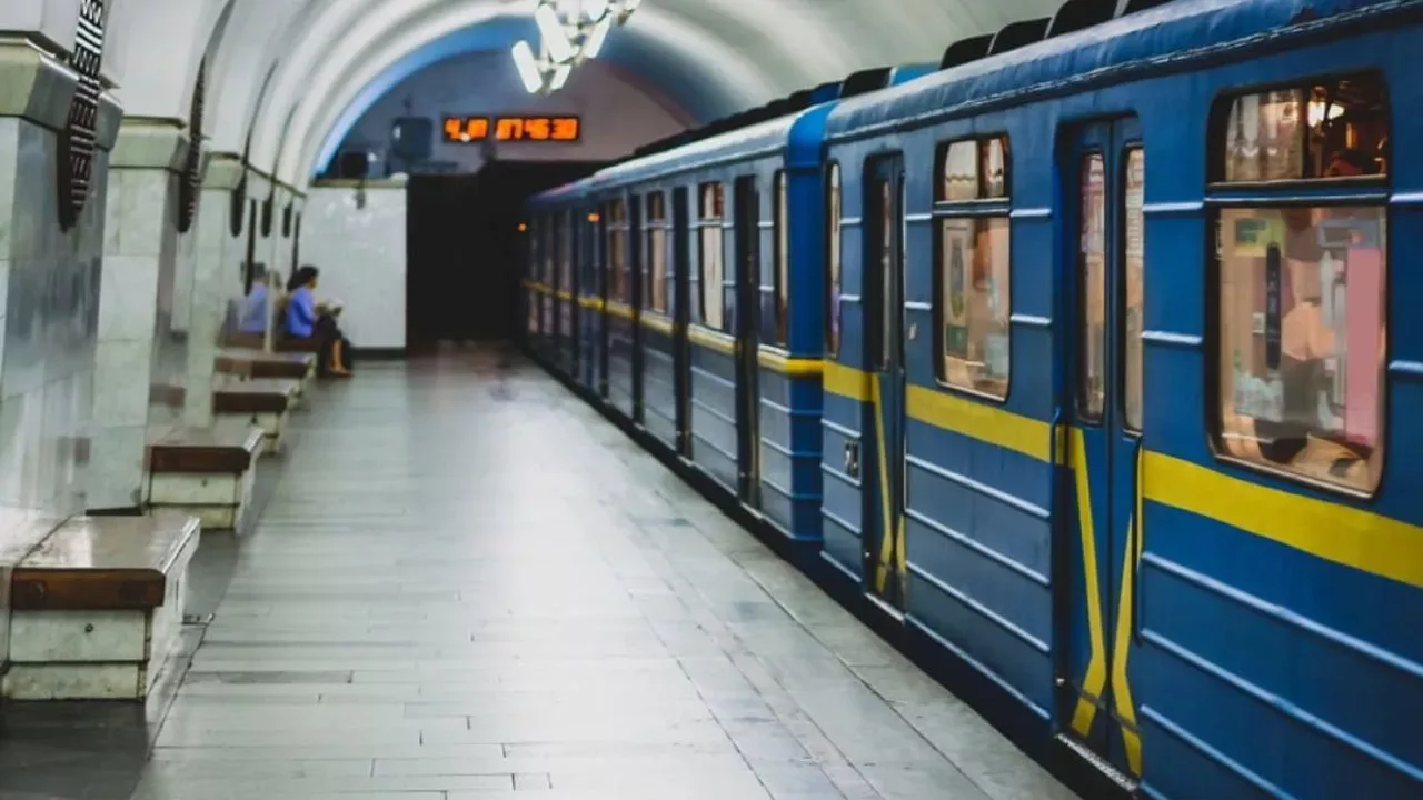 У метро Києва тимчасово зупинився рух поїздів та ескалаторів через перепади напруги метро у Києві