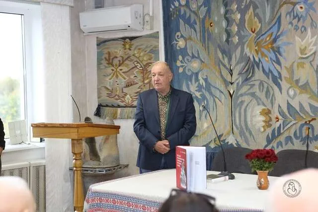 Олексій Роготченко презентував свою книгу в Національному музеї-заповіднику українського гончарства в Опішному