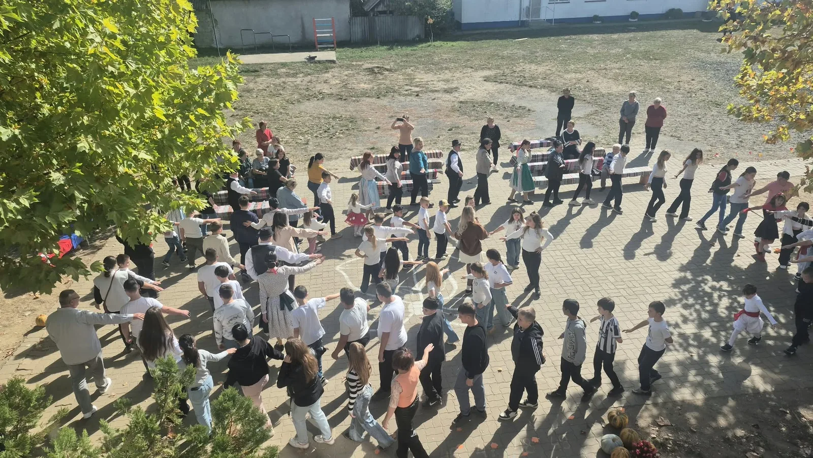 В Есенській гімназії відбувся благодійний захід на підтримку ЗСУ