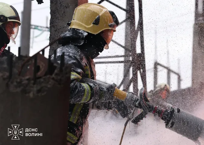 Росіяни атакували критичну інфраструктуру Волині: виникли пожежі у двох районах (фото)