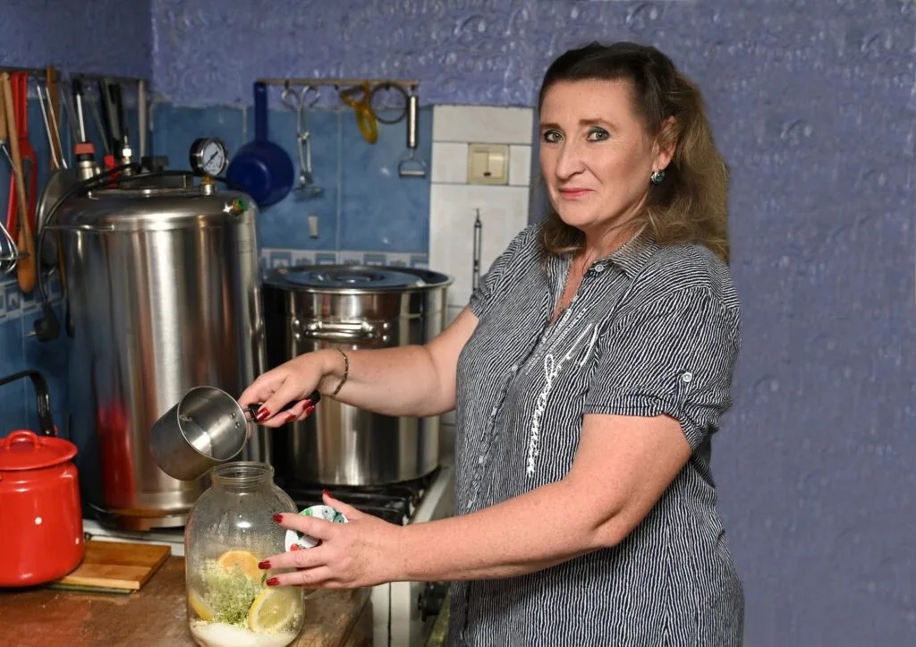 Зараз у користуванні Олени Шавкун близько 15 соток землі, де вона вирощує овочі для себе, продажу та подальшої переробки.