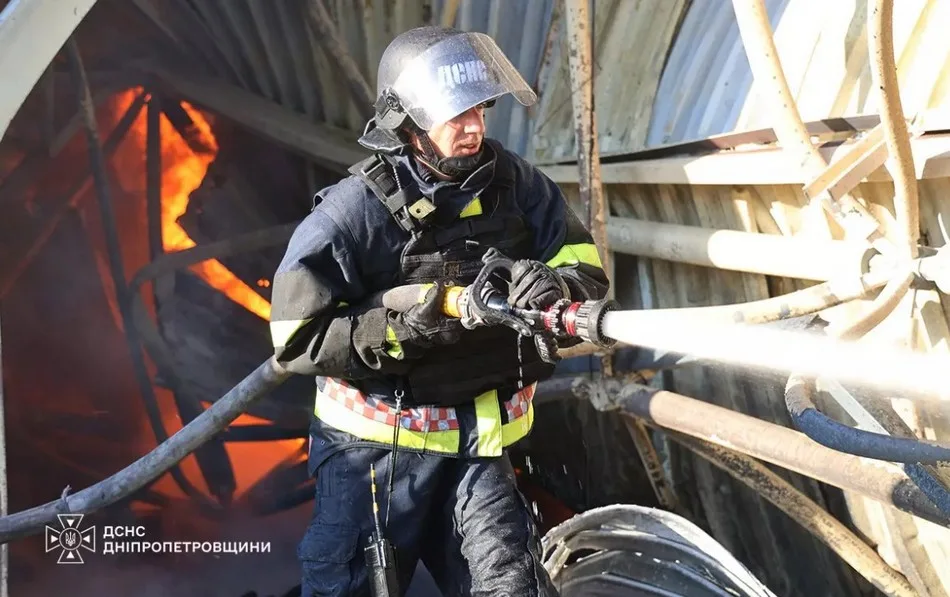 На Дніпропетровщині спалахнула масштабна пожежа на складі сільгосптехніки