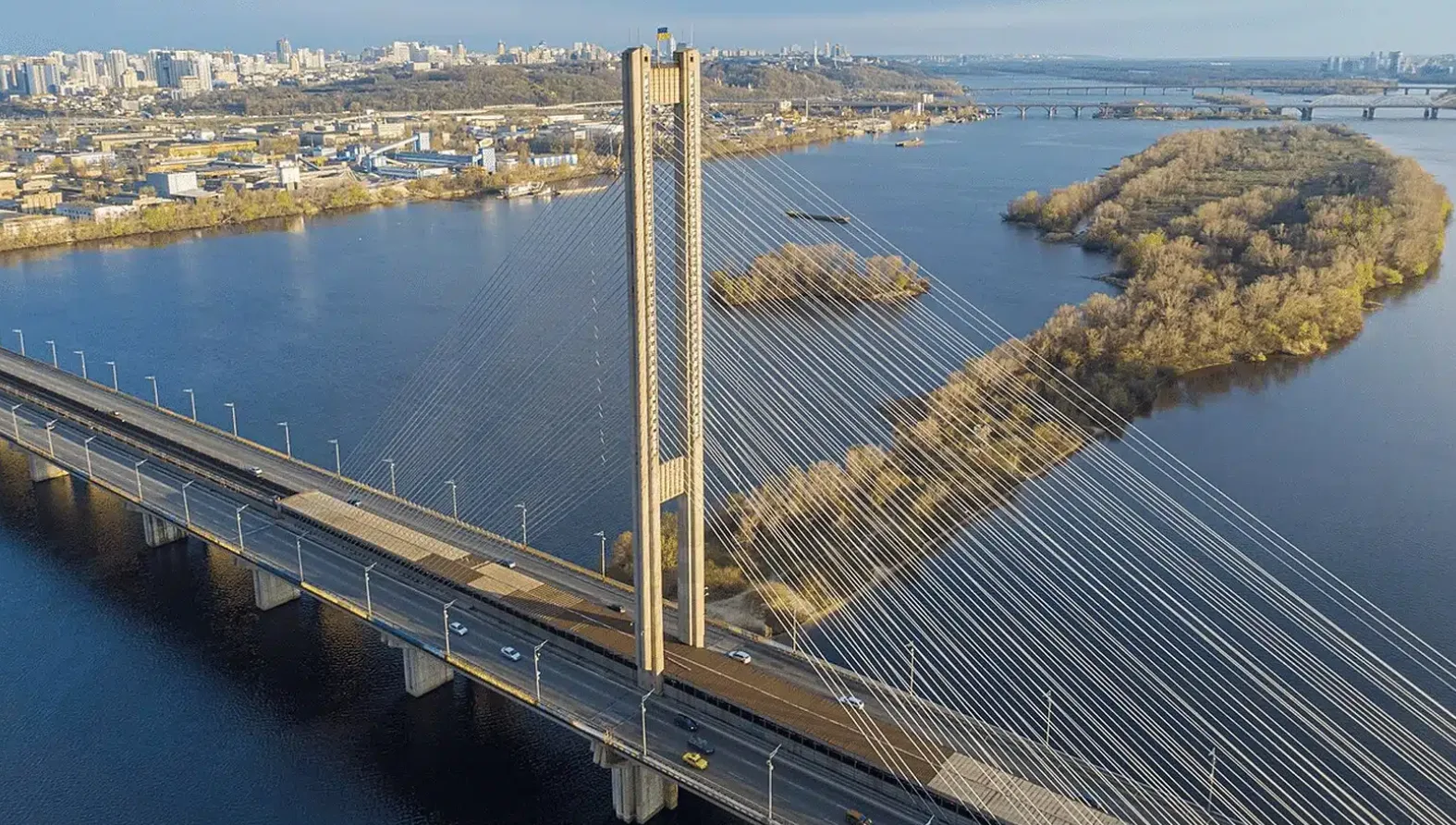 Південний міст частково відкрили для легкових автомобілів. Лише в жовтні у нього поцілили чотири рази