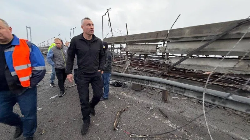 Повреждённый Южный мост, обзор чиновниками последствий удара