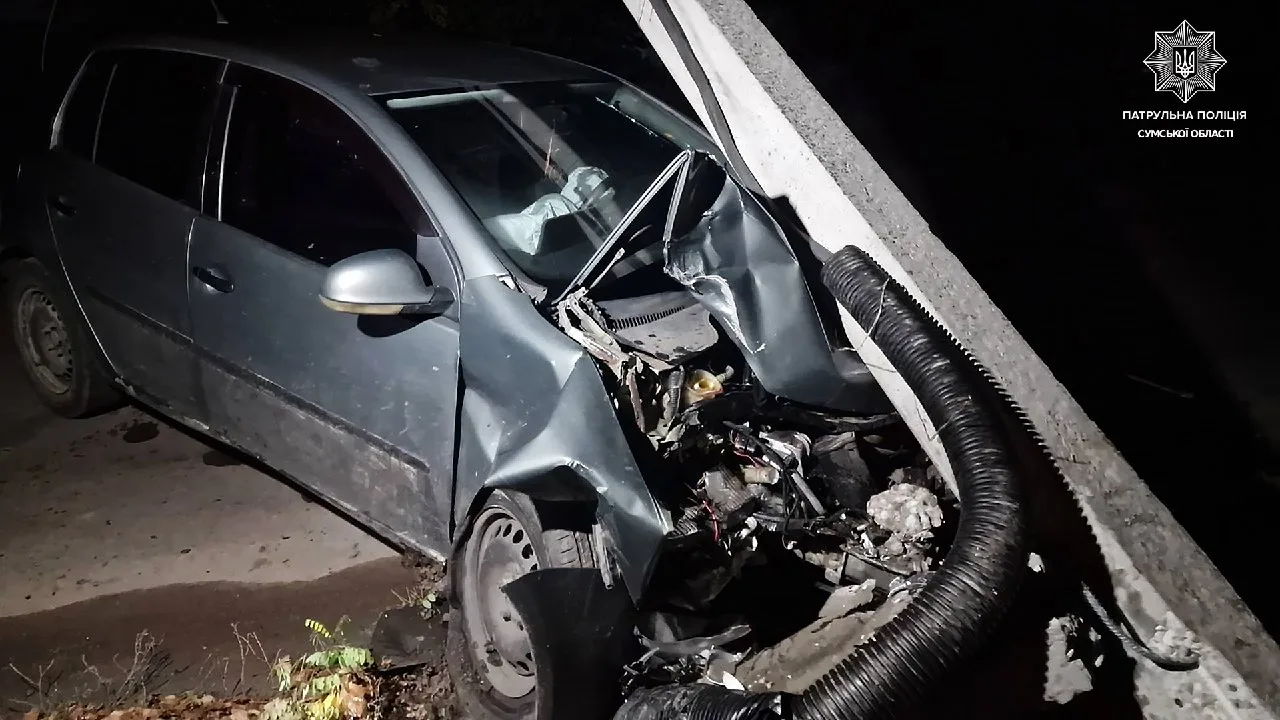 У Сумах водійка наїхала на електроопору та залишила місце ДТП