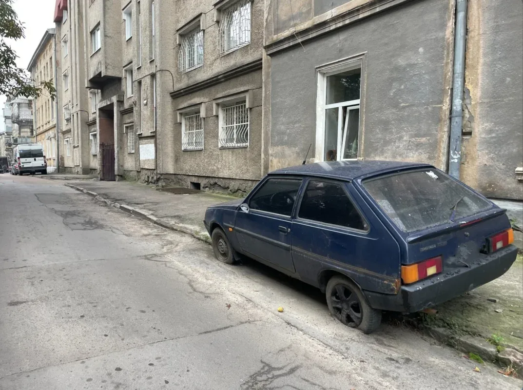 У Львові вже понад рік залишили автомобіль