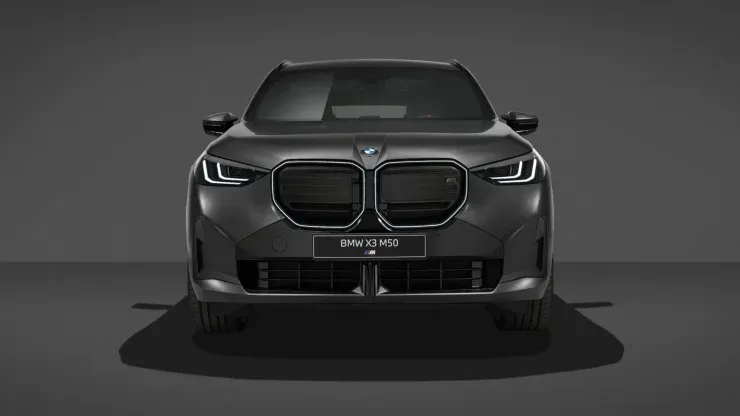 Новый кроссовер BMW X3 M50 xDrive в тёмном цвете с опциональным пакетом Black Package