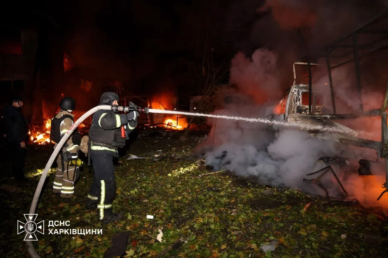 Рятувальники гасять пожежу