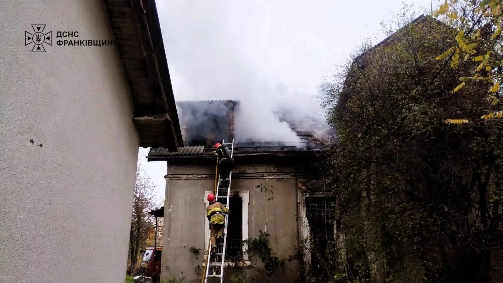 У Франківську двічі гасили пожежу в недіючій будівлі на вулиці Млинарській