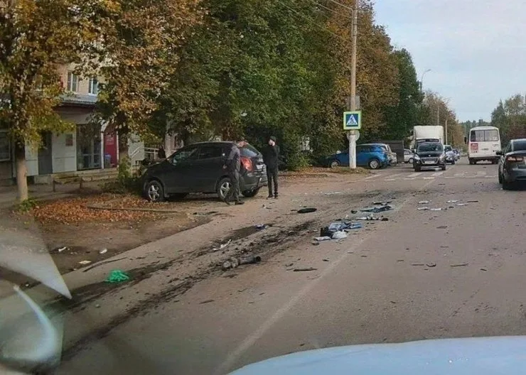 Место взрыва автомобиля Романа Сиромятникова на улице Дружбы в Новомосковске, РФ
