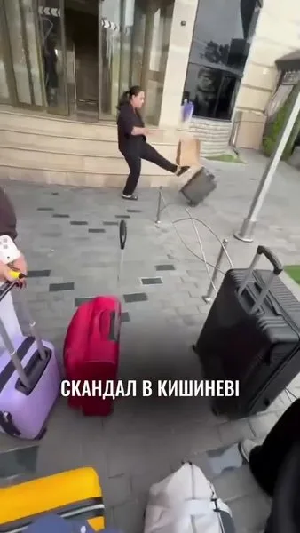 Украинок выгнали из отеля