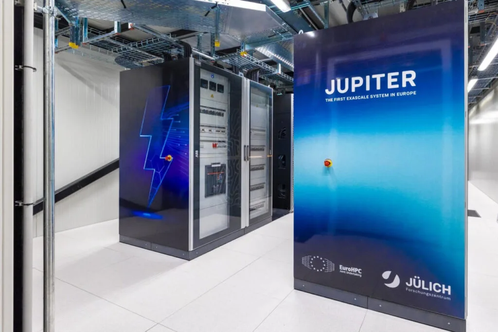 Серверне обладнання суперкомп’ютера JUPITER у дослідницькому центрі Юліха в Німеччині.