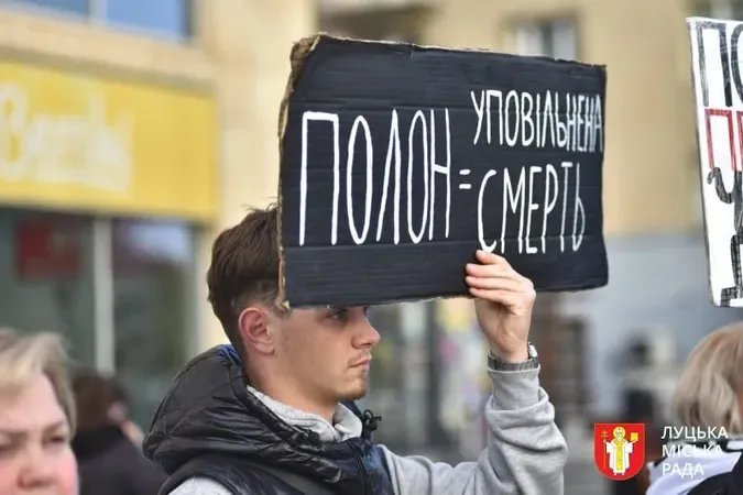 «Не мовчи. Полон вбиває»: у Луцьку рідні захисників нагадали про полонених воїнів (фото)