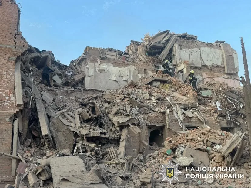 Ворог знищив багатоповерхівку у Прилуках: є загиблі та поранені