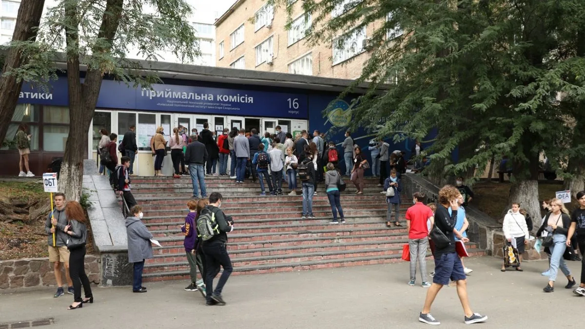 Могут ли украинские студенты выезжать за границу: кому из мужчин откажут