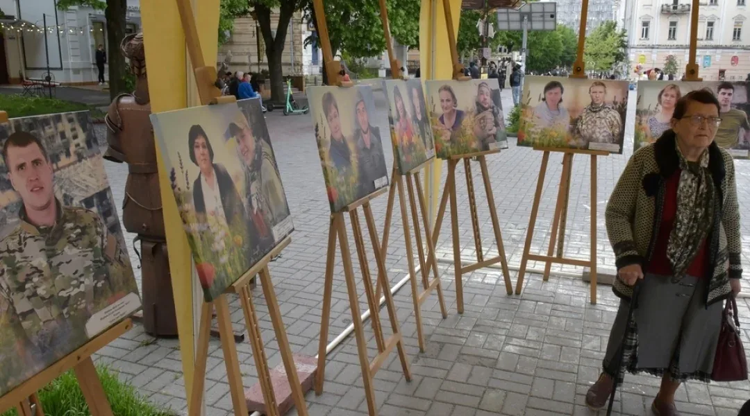Картини за історіями полеглих захисників Сумщини показали в Сумах