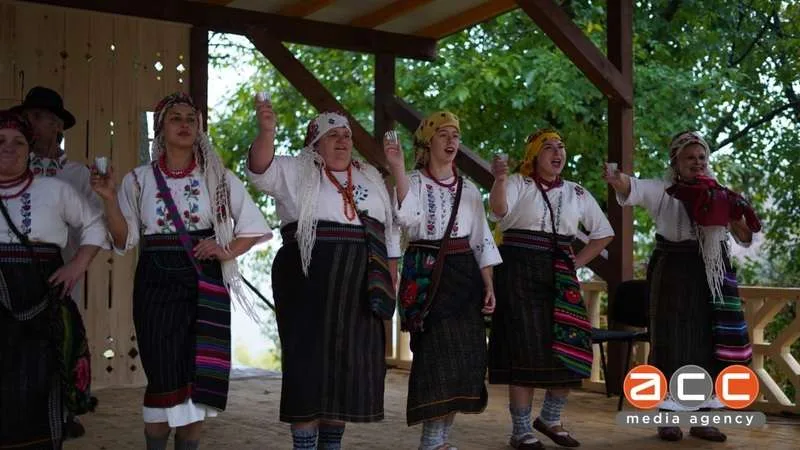 У Чернівцях на височині відкрили мистецький простір із різьбленим ґанком