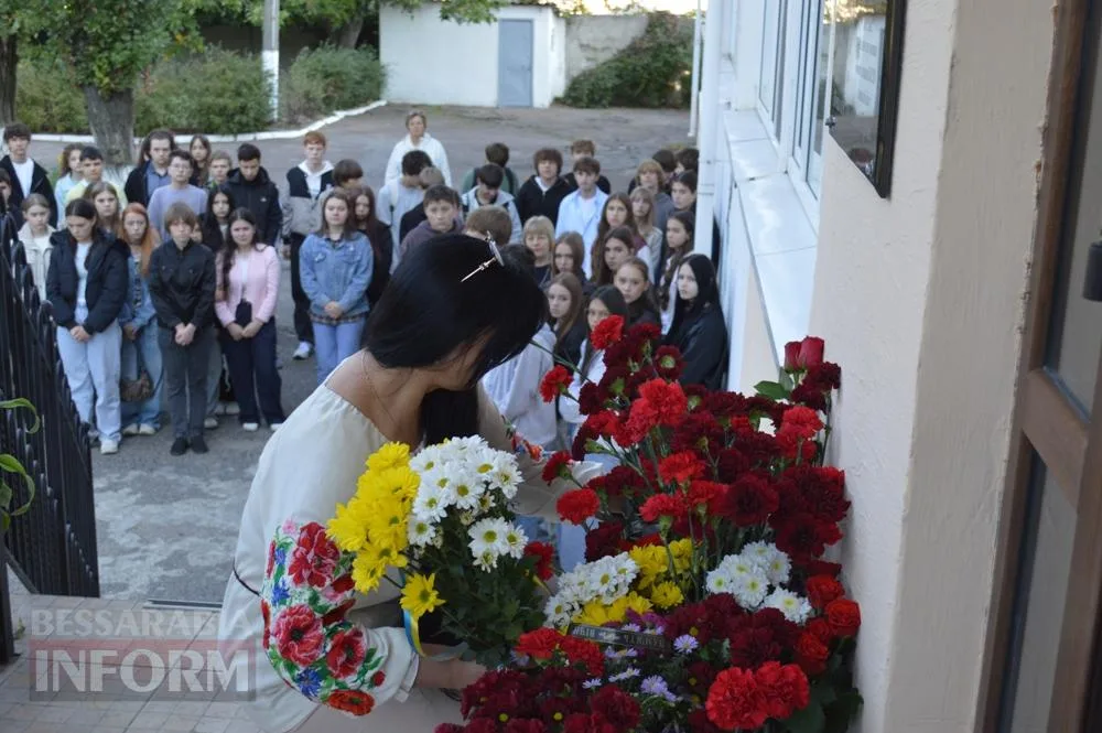 У Білгороді-Дністровському відкрили меморіальні дошки двом випускникам ліцею «Лідер», які служили в «Азові»