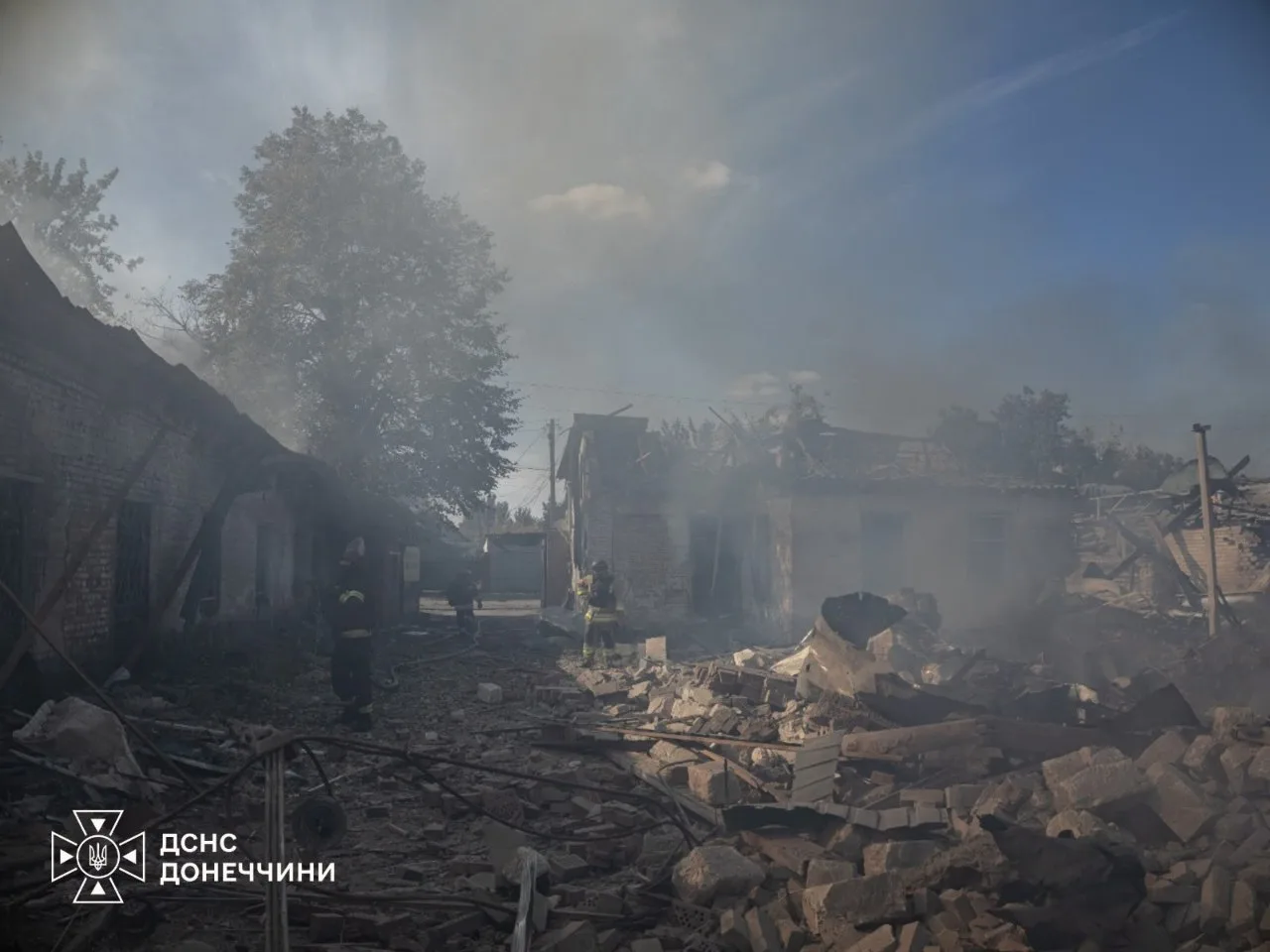 У Суханівці з-під завалів дістали тіло чоловіка, а у Словʼянську вдруге вдарили по рятувальниках