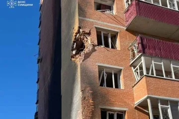 Росіяни вдарили дронами по Сумах - поцілили у багатоповерхівку, двоє поранених