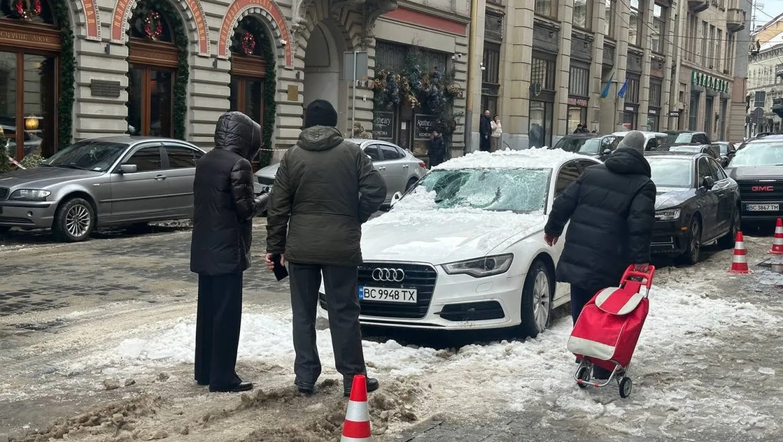 У Львові власник Audi, на яку впав лід з даху, відсудив у комунальників гроші на ремонт