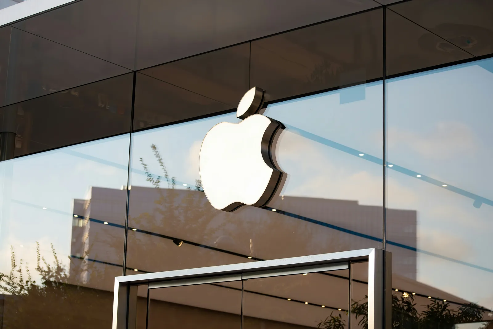 Apple готує перший MacBook із сенсорним екраном: що відомо про новий Pro