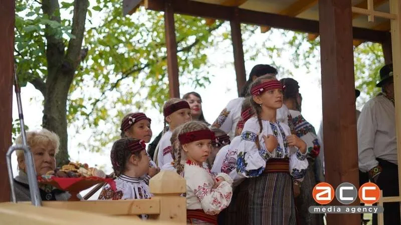 У Чернівцях на височині відкрили мистецький простір із різьбленим ґанком