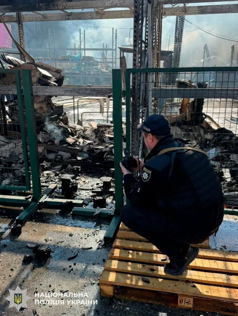 У Києві вдень армія рф вбила трьох людей в магазині, вже відомо про 4 загиблих в місті У Києві вдень армія рф вбила трьох людей в магазині, вже відомо про 4 загиблих в місті