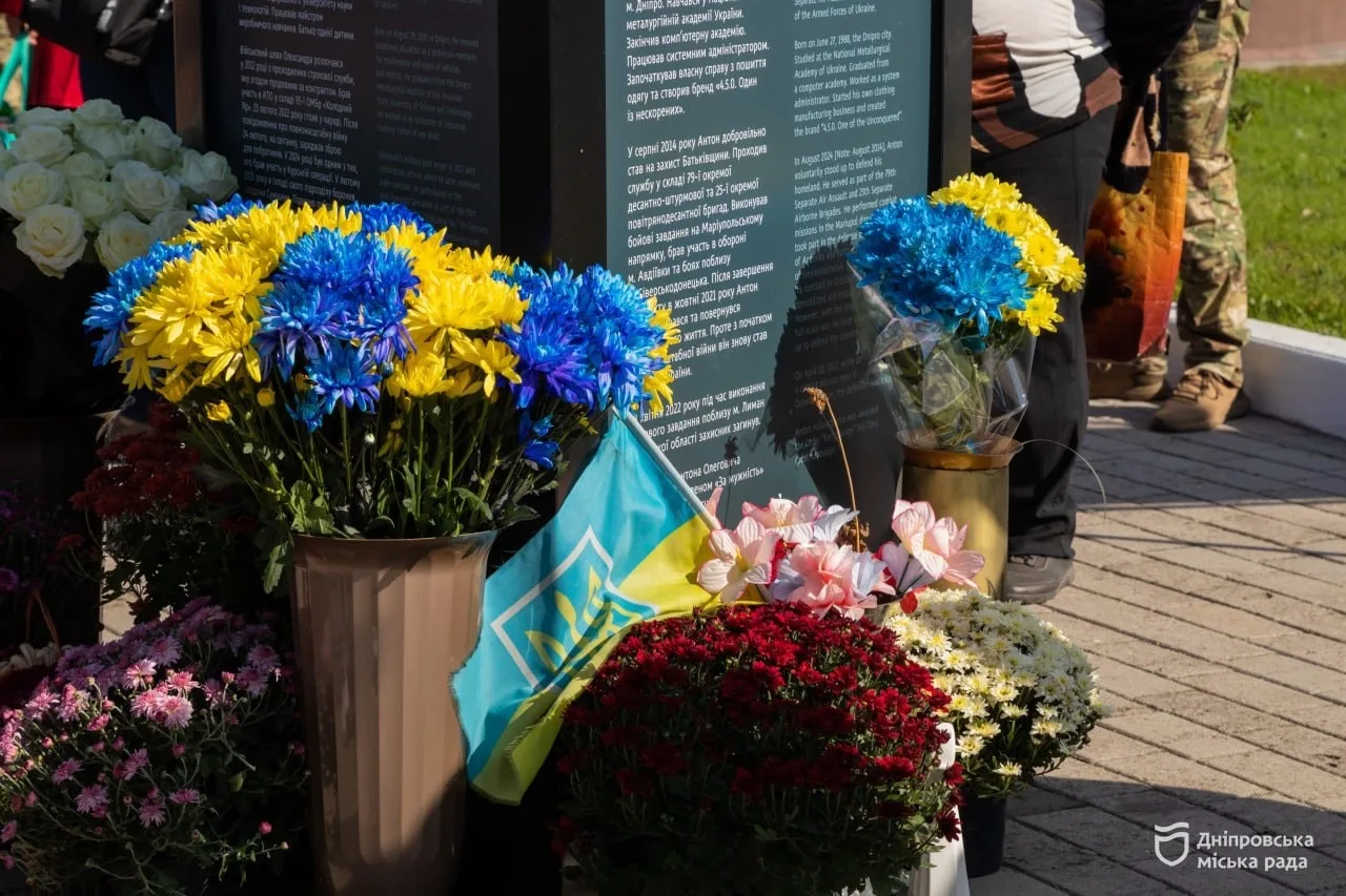 Дніпро вшановує полеглих захисників: у Новокодацькому районі на Алеї пам’яті відкрили нову частину проєкту «Історії Героїв» - 09.10.2026