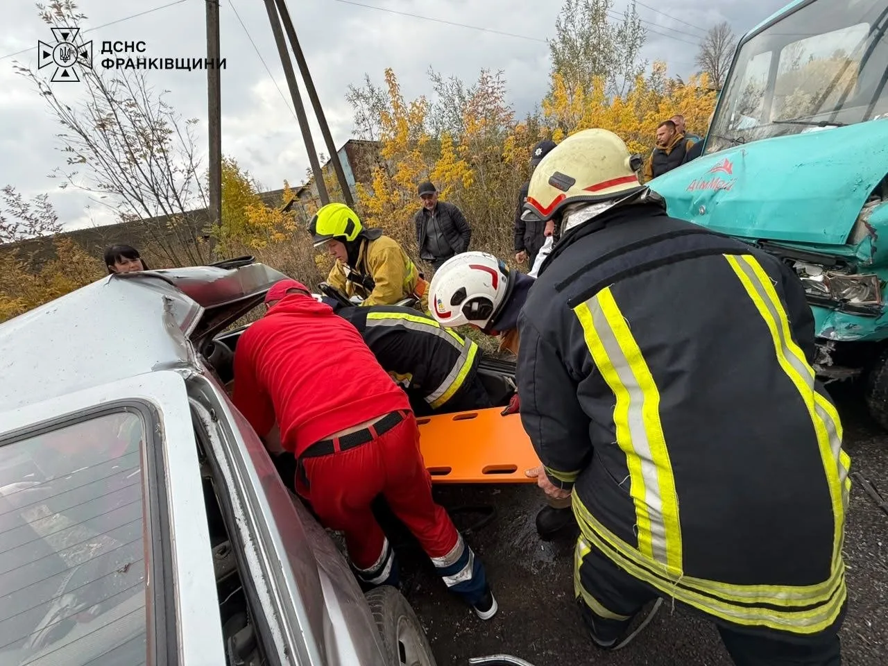 На Коломийщині зіткнулись легковик з вантажівкою: рятувальники деблокували травмовану людину