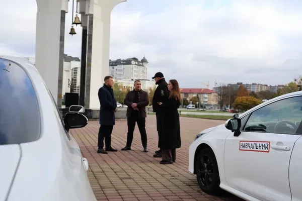 На Волині ветеран отримав грант і придбав два авто для навчання водіїв (фото)