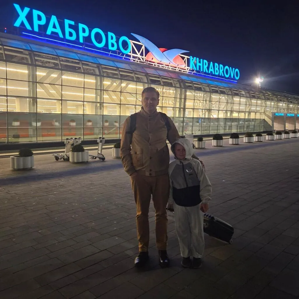 Виталий Андреев с восьмилетним Робертом на фоне аэропорта Калининграда. Фото: личный архив Любови Рожанской