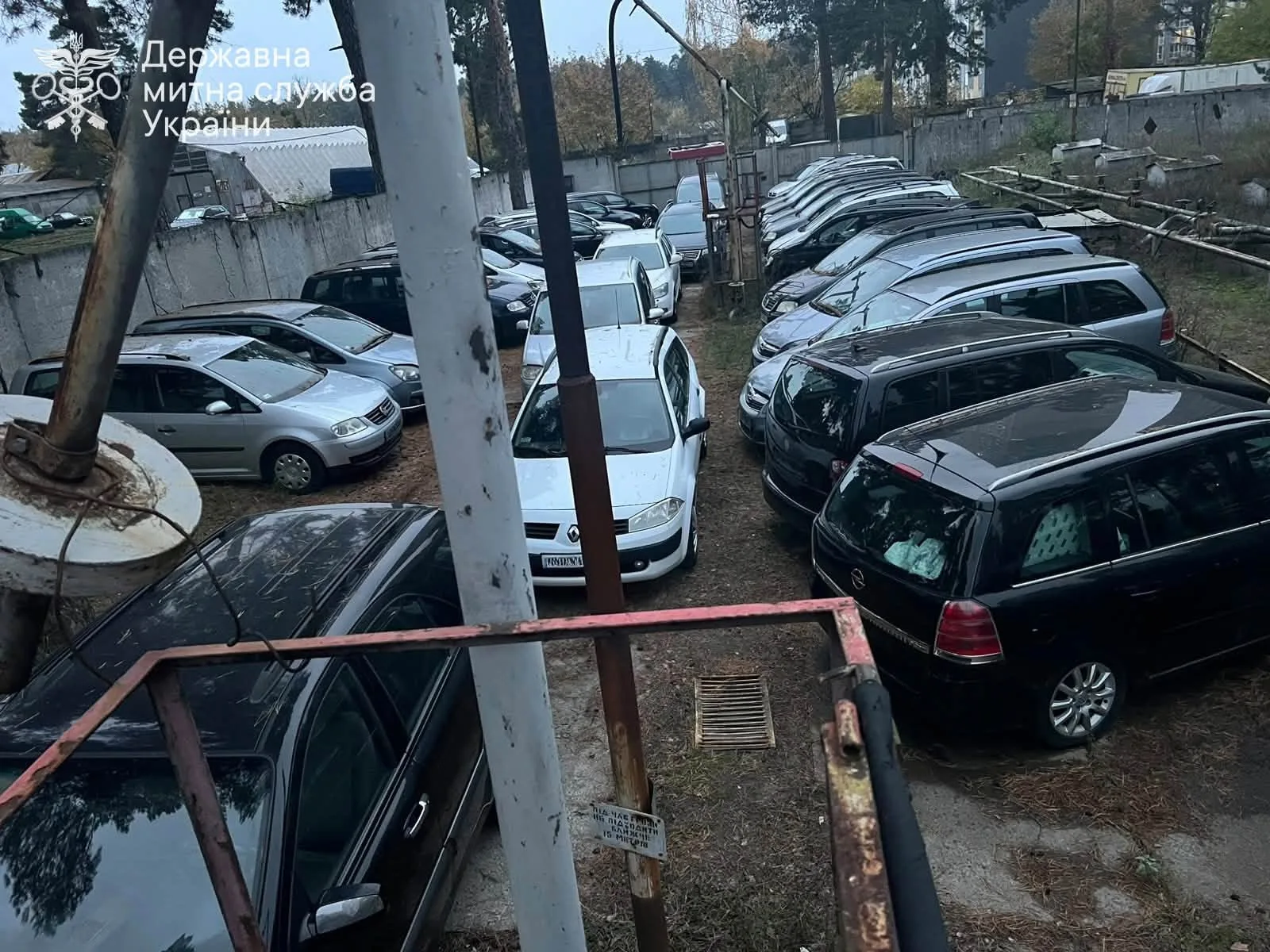 Батько й син продавали ввезені для військових авто, вилучили 49 машин