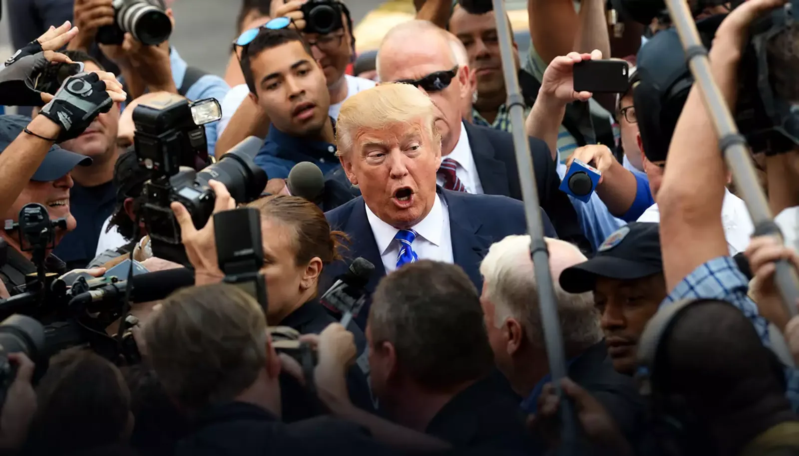 Трамп знову посварився з журналістами. Чим завершиться війна Білого дому із медіа?
