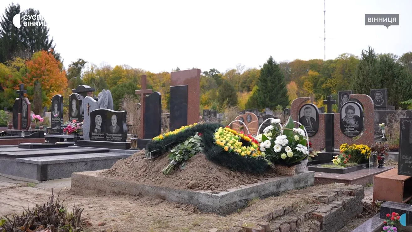 У Вінниці таємно поховали Кашпіровського біля батьків і доньки. Тіло везли в Україну, як "груз 200". ВІДЕО