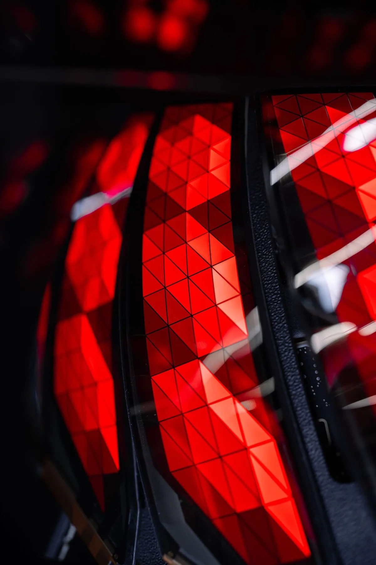 Крупный план изогнутых сегментов OLED-фонаря Audi Q9