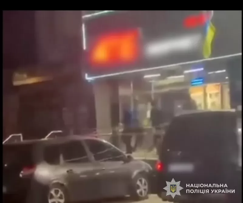 На Тернопільщині чоловік лякав дітей бензопилою біля супермаркету
