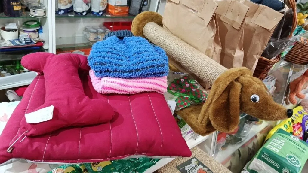 Лежанки та іграшки для домашніх улюбленців, які Алла шиє сама.