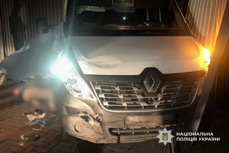 Черкащанин викрав Renault Master і врізався у ворота підприємства
