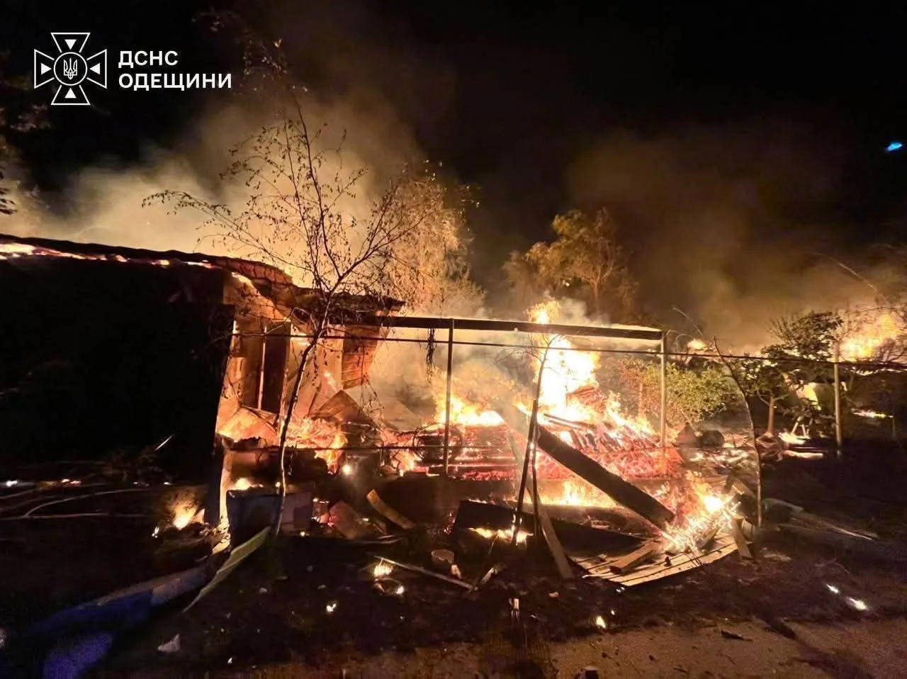 Нічна пожежа на дачній ділянці: палають і руйнуються дерев'яні конструкції